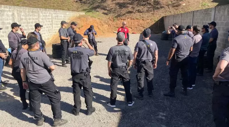 Policiais civis realizam curso de Fuzil e Pistola, em Santo Antônio de Pádua