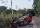 Carro capota após colidir com árvore na RJ-188, entre Santo Antônio de Pádua e Miracema