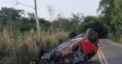 Carro capota após colidir com árvore na RJ-188, entre Santo Antônio de Pádua e Miracema