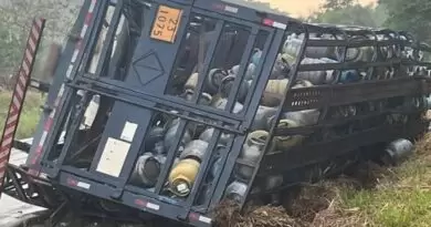 Moradores saqueiam botijões de gás após caminhão tombar e motorista morrer na MGC-120, entre Leopoldina e Cataguases