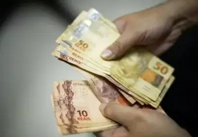 Governo prevê salário mínimo de R$ 1.502,00 para 2025