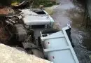 Motorista pula de carreta antes do veículo cair de ponte de 10 metros na BR-356, em Muriaé